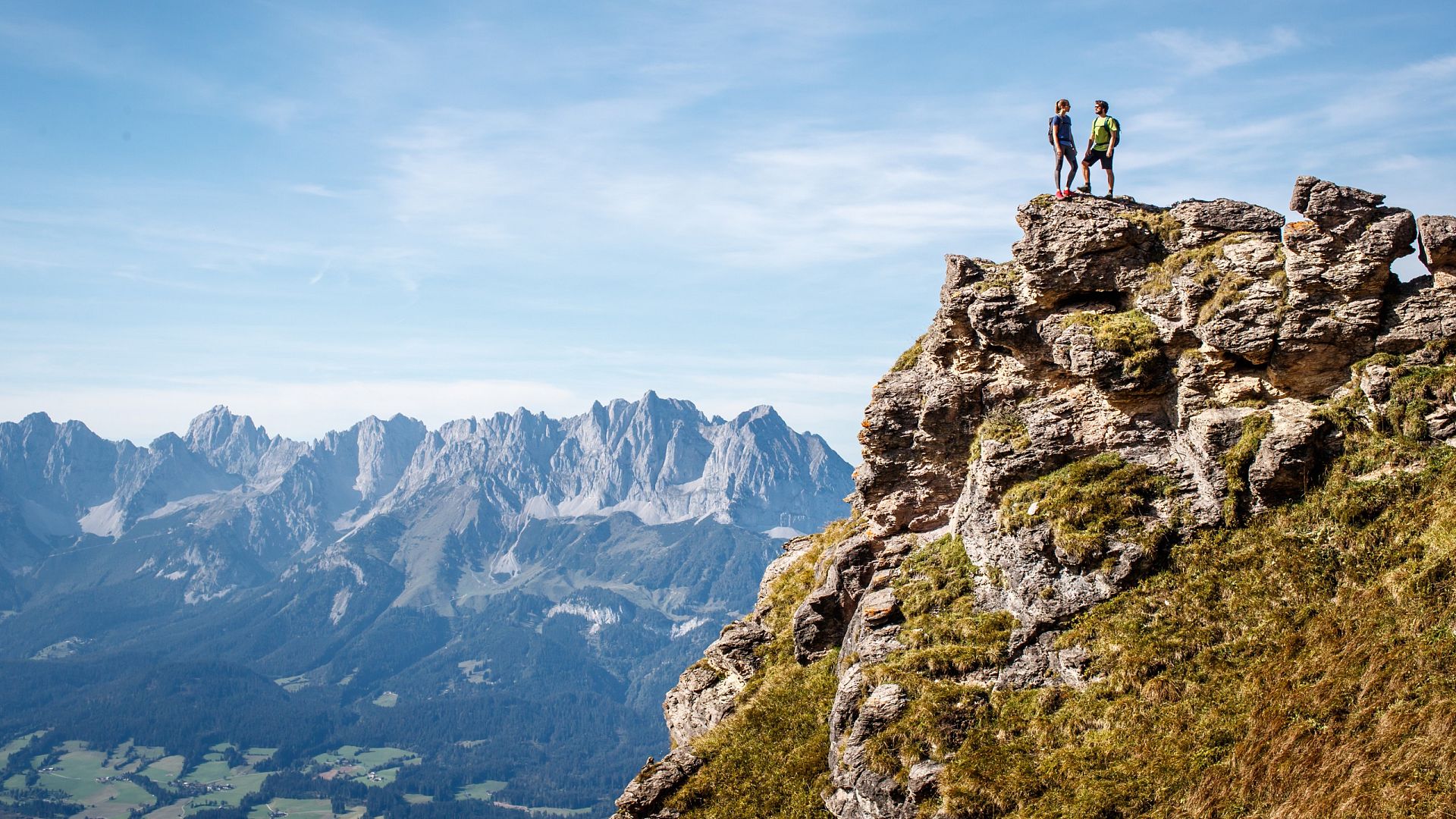 KAT Walk Kitzbüheler Alpen Wanderer auf Felsen mit Ausblick